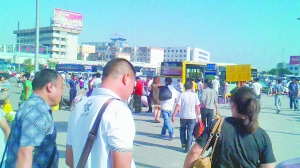 趙作海和妻子到銀川火車站后,一名身著白色T恤的年輕男子前來接站。